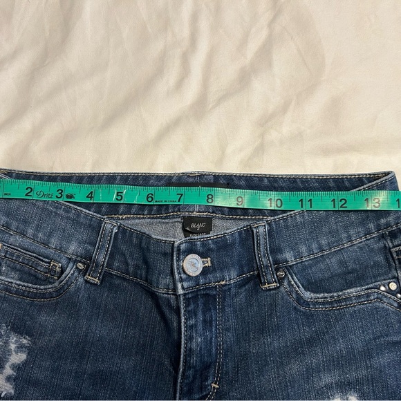 White House Black Market Women's Dark Wash Cropped Jeans - Picture 6 of 8